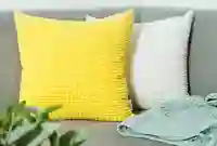 כרית נוי צהובה על ספה